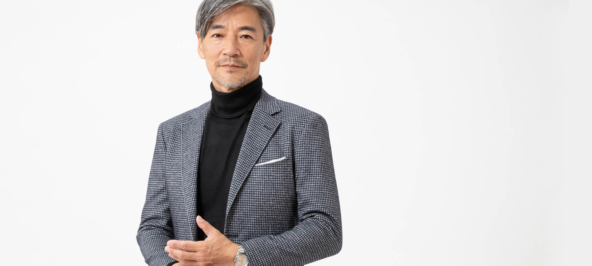 ゼニアジャケットとタートルネックセーターのコーディネート