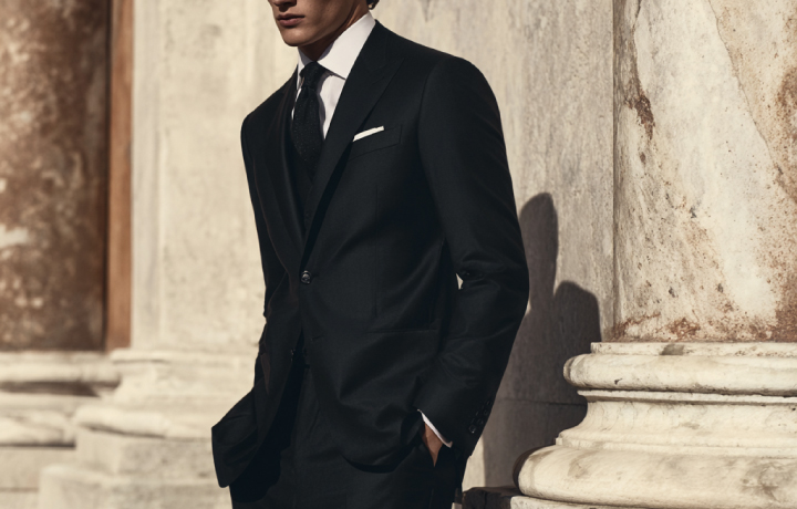 ブラックスーツのフォーマルな着こなし