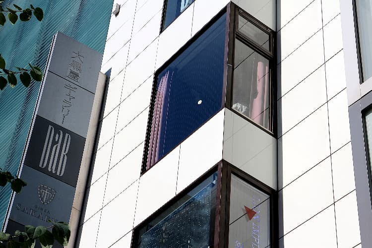 銀座の中心に位置するGINZA SAKAEYAの店舗外観