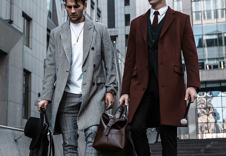 コートを着た男性2人