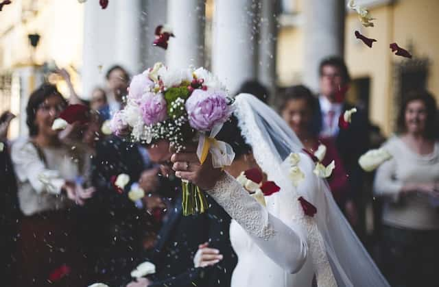 結婚する二人を祝福するシーン