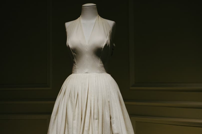 ドレスを着たトルソー画像