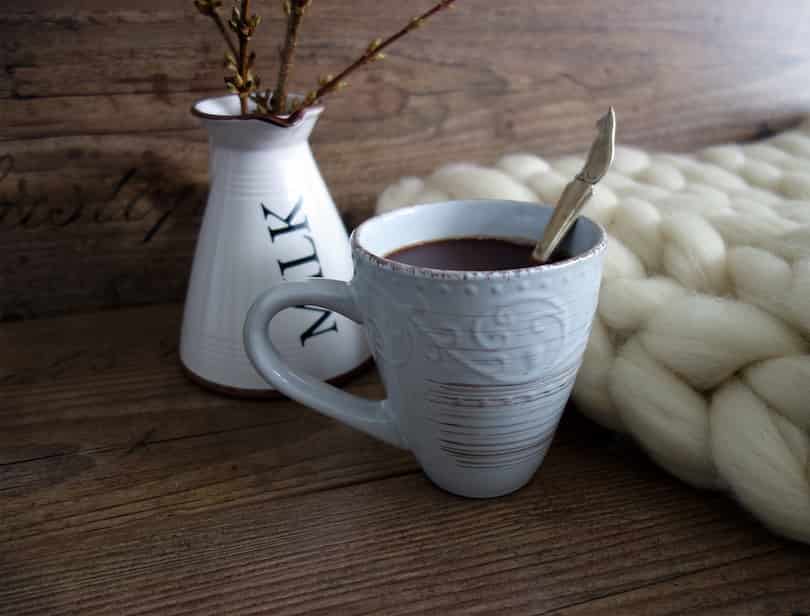 ウール生地とコーヒーカップの画像