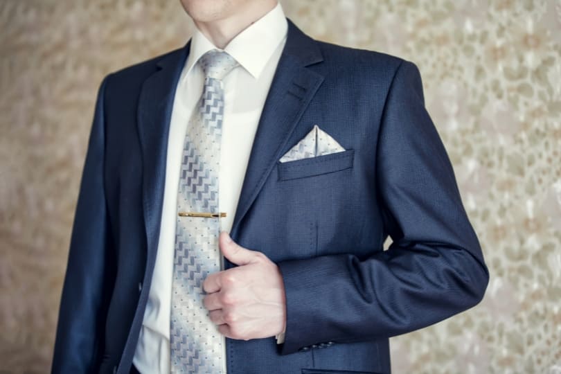 ネクタイピン付きのネクタイをしている男性