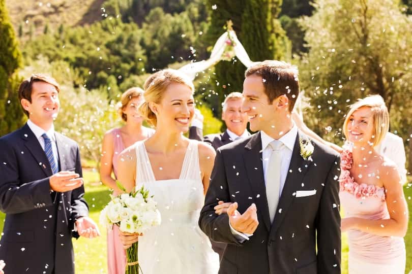 結婚を祝福されるカップル