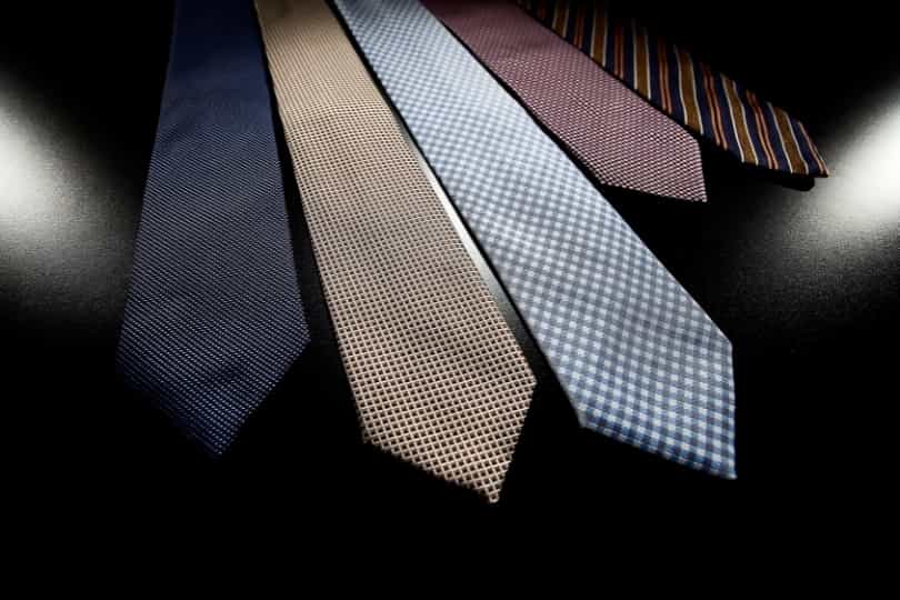 ネクタイは複数を使いまわしてクリーニングの頻度を減らす