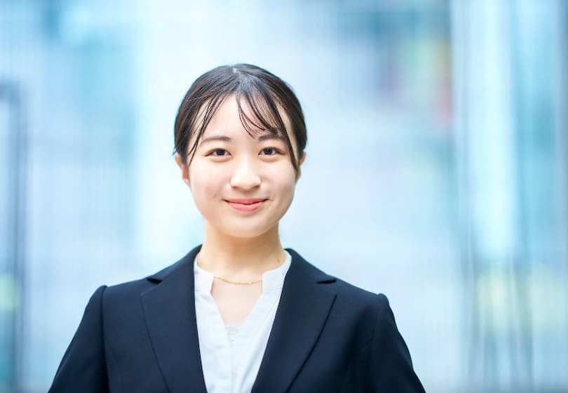 レディーススーツを着た小柄な女性