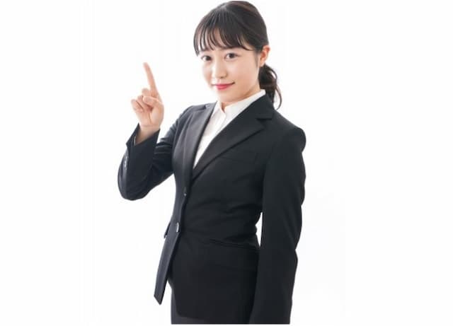 スーツ姿の小柄な女性