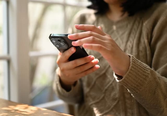 スマホを操作する女性