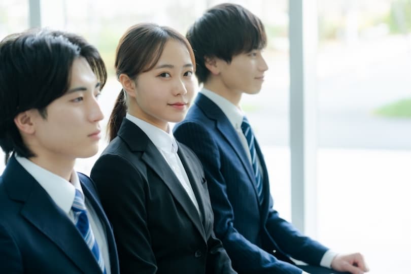 就活をする女性のイメージ画像