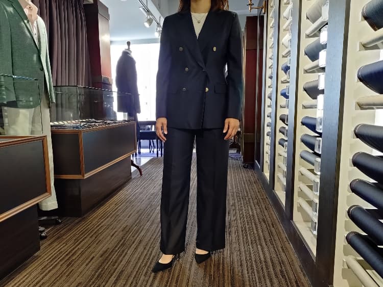 完成したスーツを着用
