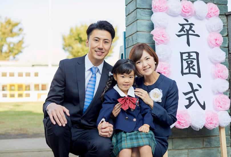 卒園式の家族写真