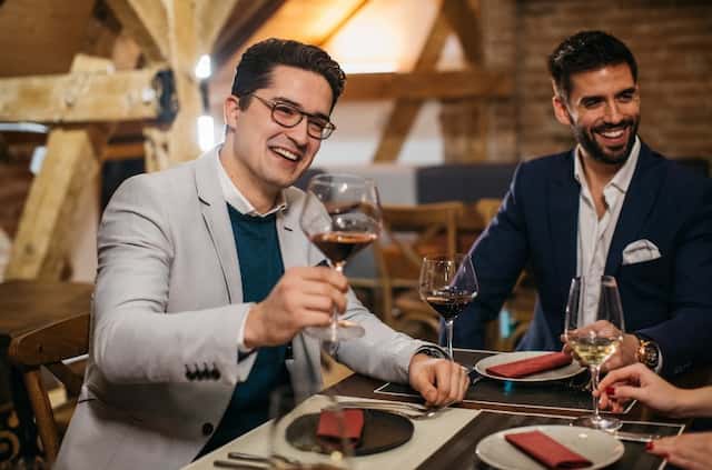 お店の雰囲気によって服装の自由度は大きく変わる