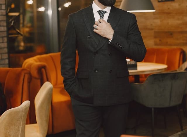 重厚でドレッシーなダブルスーツは高級レストランと相性◎
