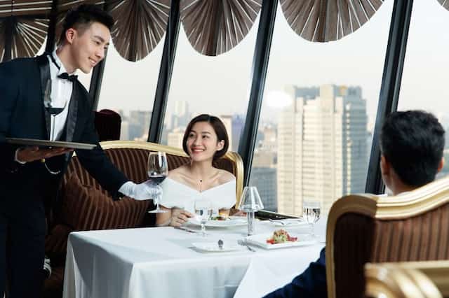 ホテルダイニングでは同伴する相手や店内の雰囲気に合わせた服装選びがおすすめ