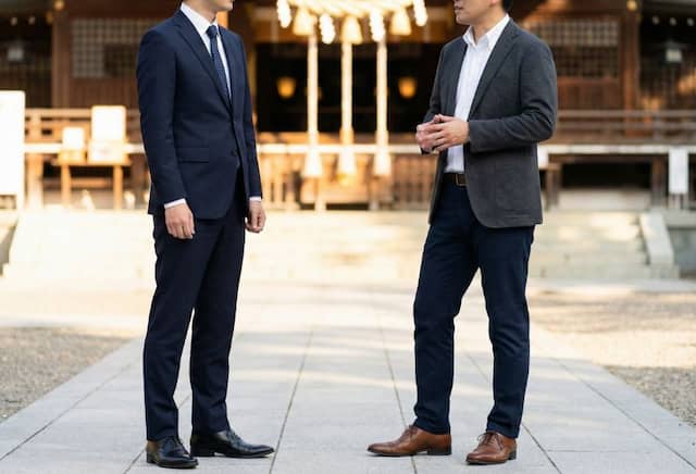 スーツ姿とジャケパン姿の対比画像