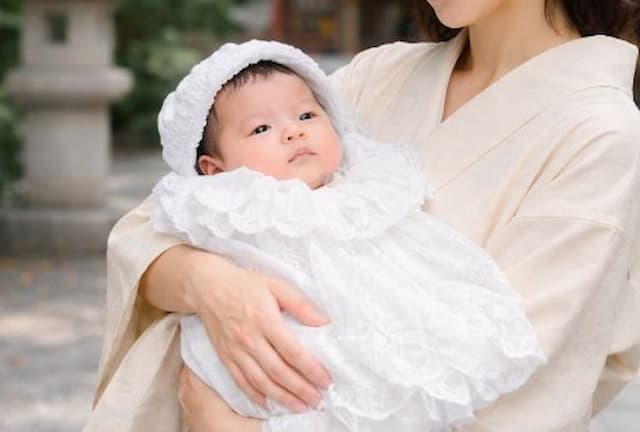 お宮参りでベビードレスを着ている赤ちゃん