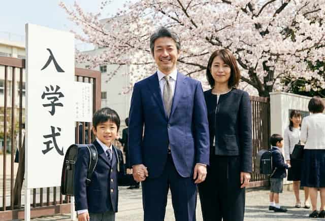 40代の父親と家族の入学式での写真