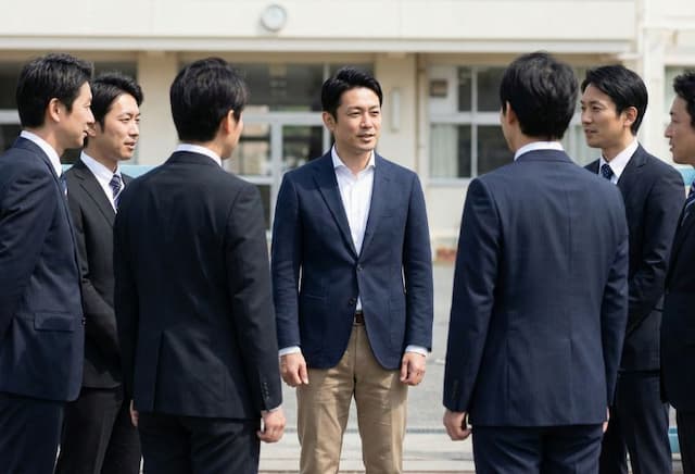 入学式にラフな服装で浮いている父親のイメージ画像