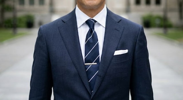 スーツを着用した50代の父親