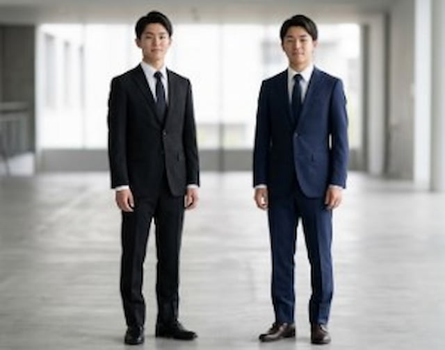 黒と紺のスーツ比較画像