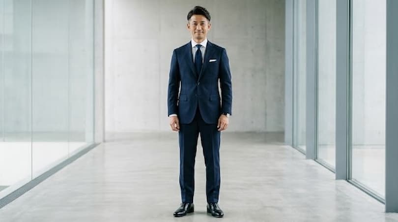 ネイビースーツを着た男性のイメージ画像
